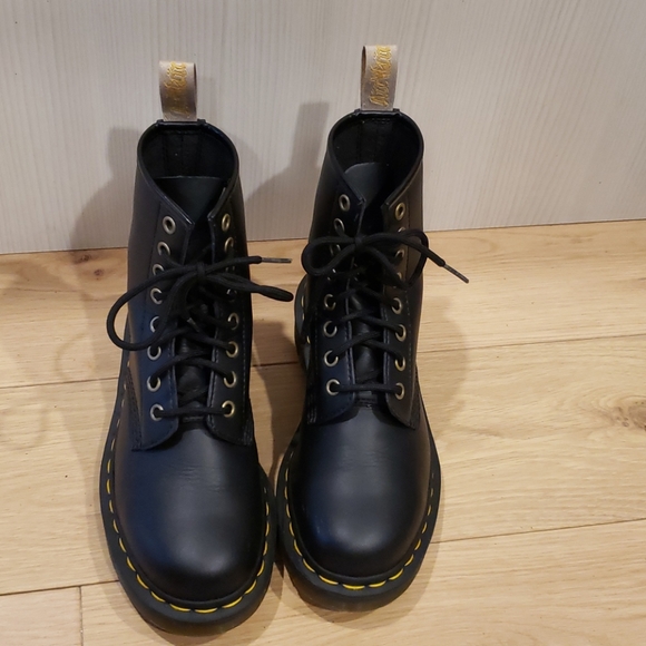 Like new vegan leather dr martens 1460 boots pascal sz 6 - Picture 2 of 10
